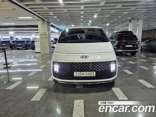 Hyundai Staria Lounge 9-Seater