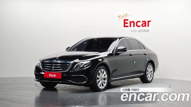 Mercedes-Benz E-Class E300 4MATIC Exclusive Standard