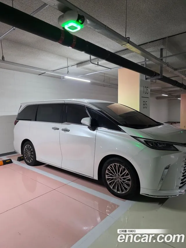 Lexus LM 500h Executive
