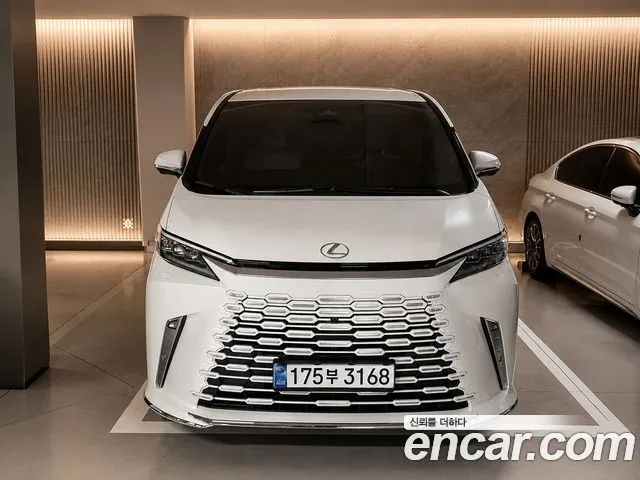 Lexus LM 500h Executive