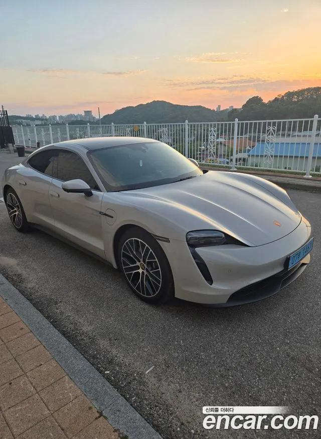 Porsche Taycan Base