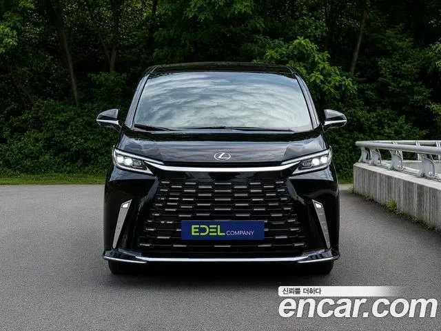 Lexus LM 500h Royal