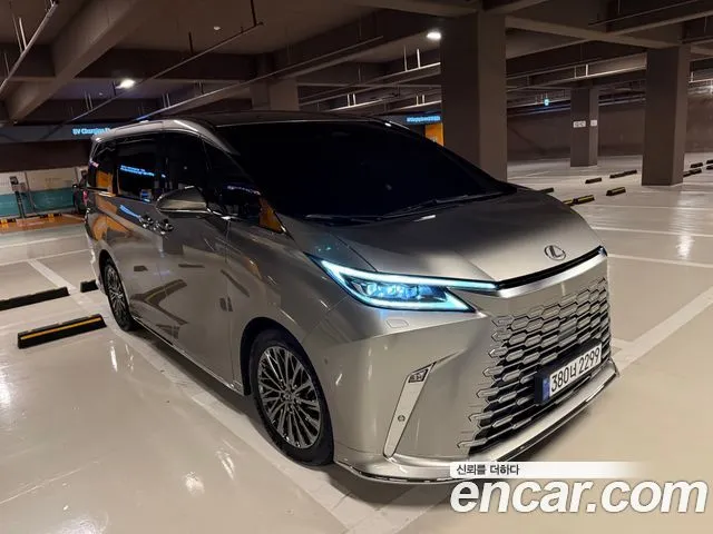 Lexus LM 500h Executive