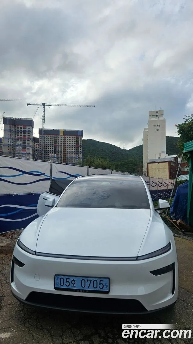 Tesla Model Y L Long Range AWD