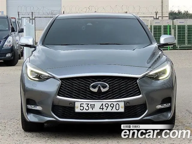 Infiniti Q30 2.0 Premium City Black