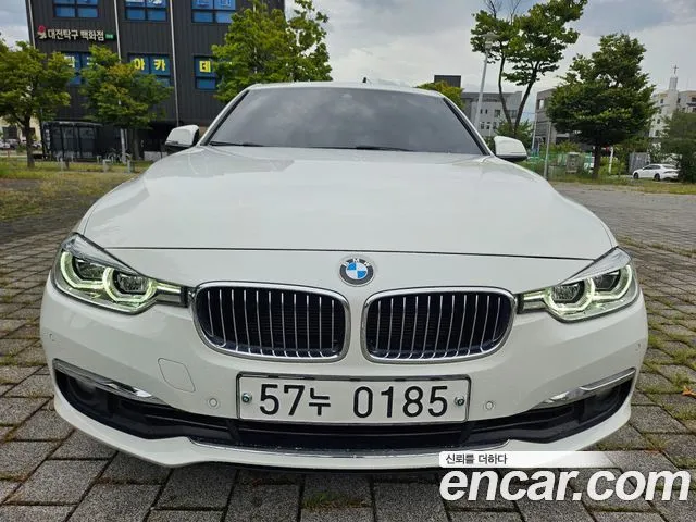 BMW 3-Series 320i Luxury