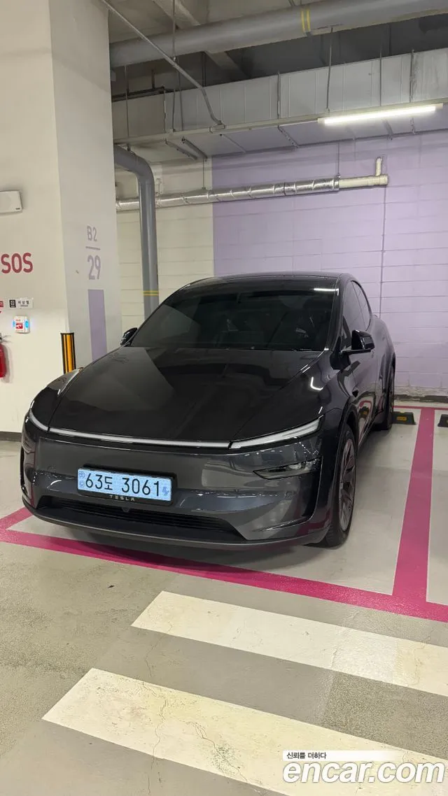 Tesla Model Y L Long Range AWD