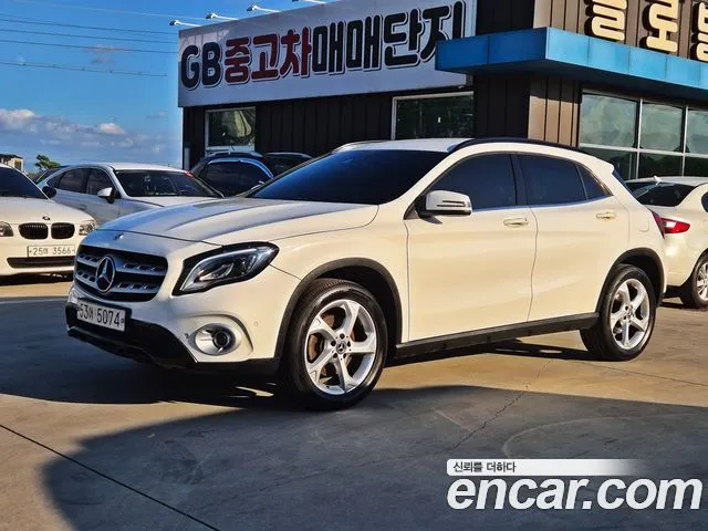 Mercedes-Benz GLA-Class GLA220