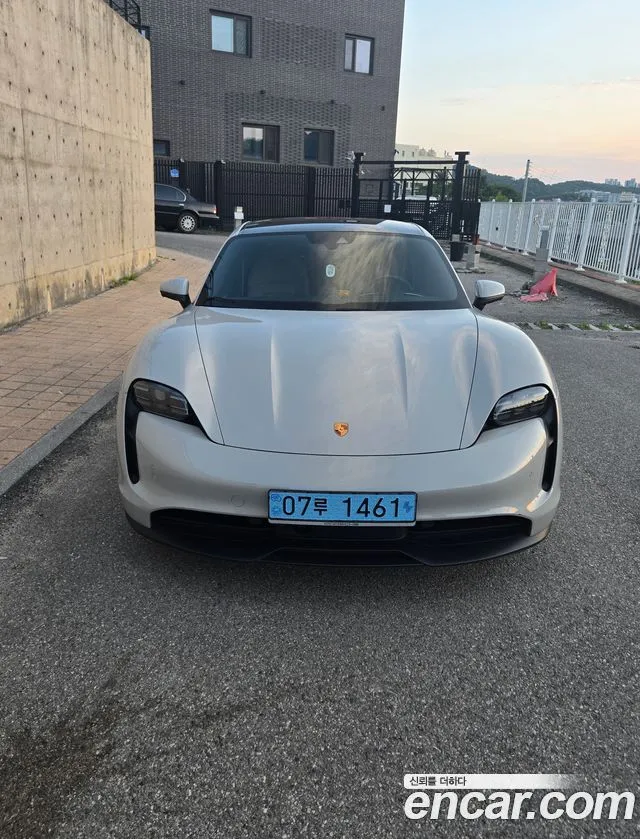 Porsche Taycan Base
