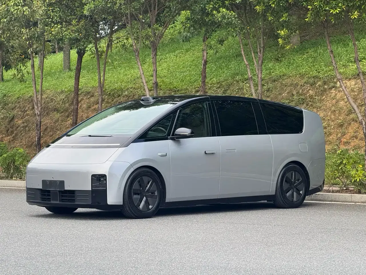 Li Auto MEGA Ultra