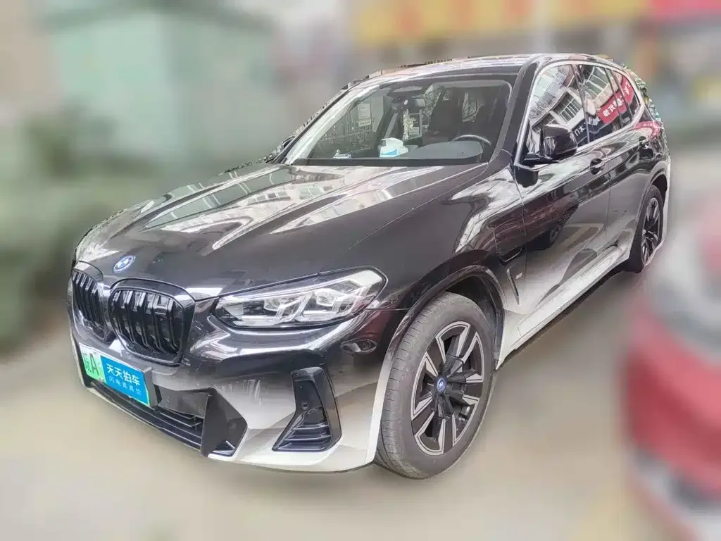 BMW iX3 Facelift Leading Model