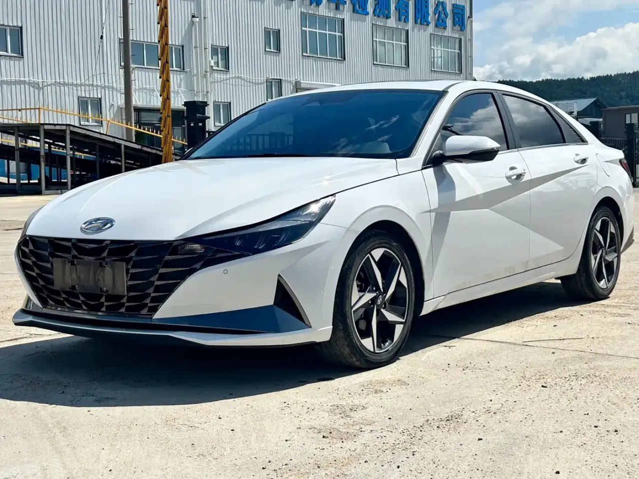 Hyundai Elantra 1.5L CVT LUX Premium Edition
