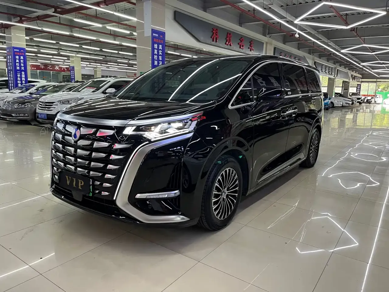 Denza D9 DM-i 980 AWD Prestige