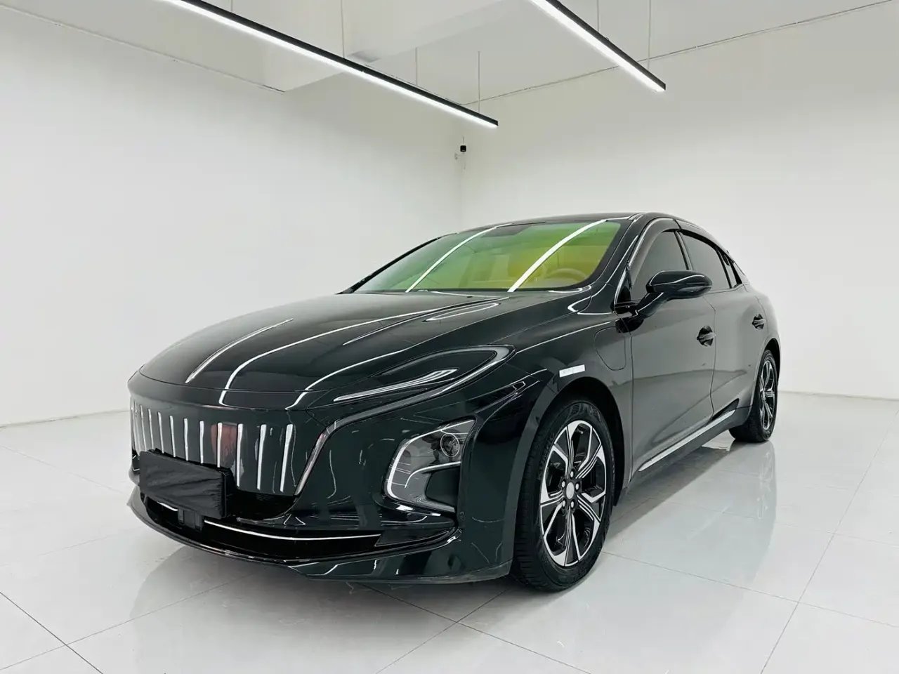 Hongqi E-QM5 Facelift Basic Travel Edition